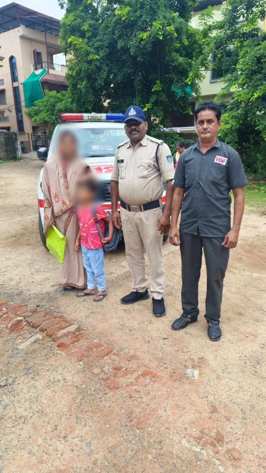 नर्मदापुरम के थाना देहात क्षेत्र में स्कूल से निकल कर रास्ता भटकी 03 वर्षीय मासूम, डायल-112 जवानों ने परिजन से मिलाया। 